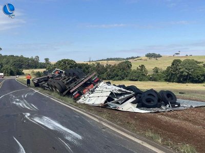 Caminhão carregado de pneus tomba na RS-135 entre Sertão e Getúlio Vargas