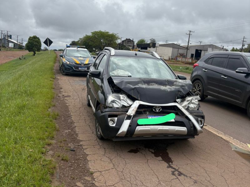 Colisão entre um Toyota Etios e caminhão é registrada na BR-285, em Lagoa Vermelha