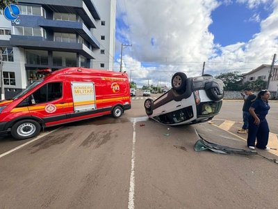 Colisão seguida de capotamento mobiliza bombeiros no cruzamento da Afonso Pena com a Circular