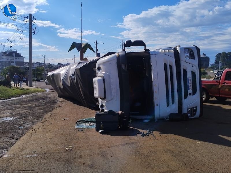 Carreta carregada com móveis tomba na BR 285, em Lagoa Vermelha