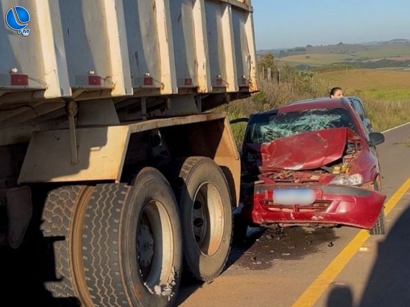 Colisão traseira entre caminhão e carro deixa motorista ferido na ERS-461