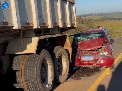 Colisão traseira entre caminhão e carro deixa motorista ferido na ERS-461