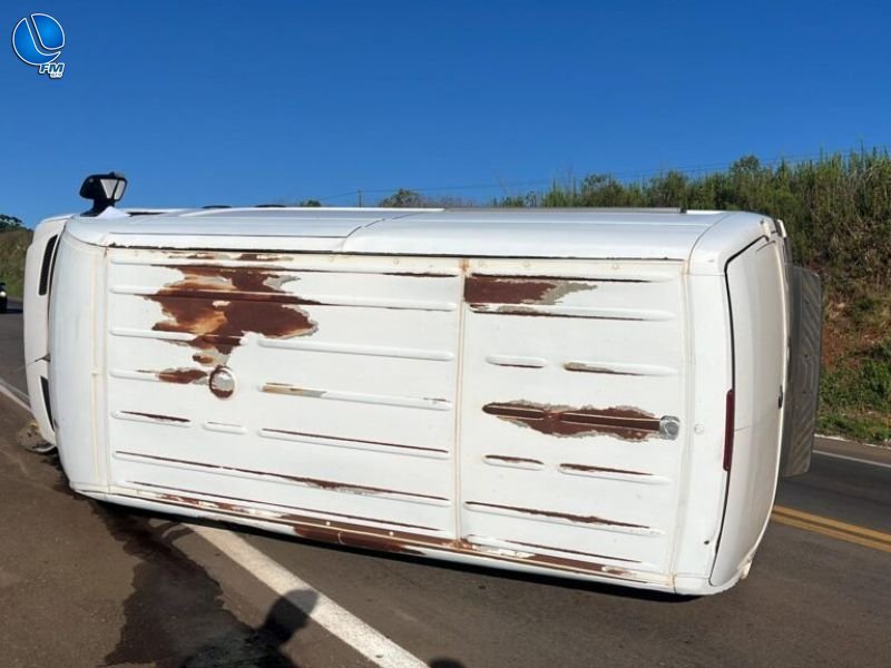Van carregada com cigarros tomba na BR-285 em Carazinho após tentativa de desvio
