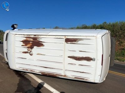 Van carregada com cigarros tomba na BR-285 em Carazinho após tentativa de desvio