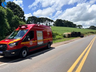Caminhoneiro fica ferido após tombamento de carreta na BR-285
