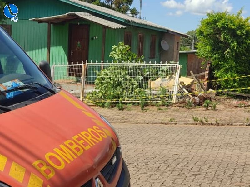 Caminhão colide contra muro e derruba poste no bairro Suzana, em Lagoa Vermelha