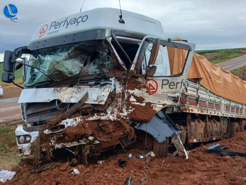 Saída de pista com caminhão deixa motorista ferido na ERS-463 em Coxilha