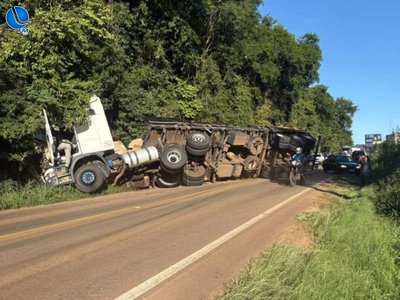 Carreta carregada de papel tomba e bloqueia parcialmente a ERS-324 em Marau