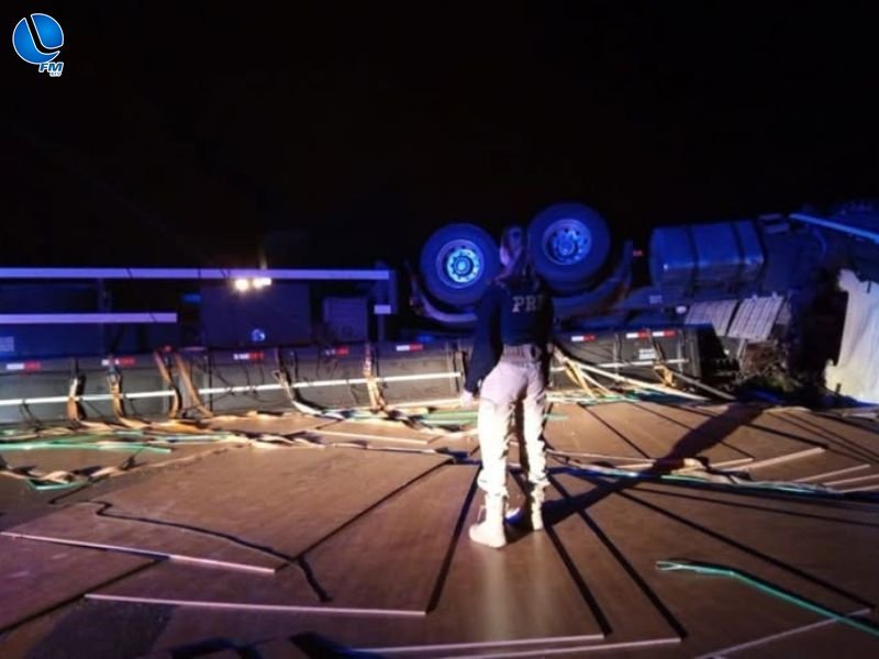 Tombamento de carreta bloqueia totalmente a BR-285 em Muitos Capões