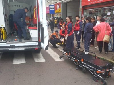 Mulher é atropelada por motocicleta na faixa de pedestres em Passo Fundo