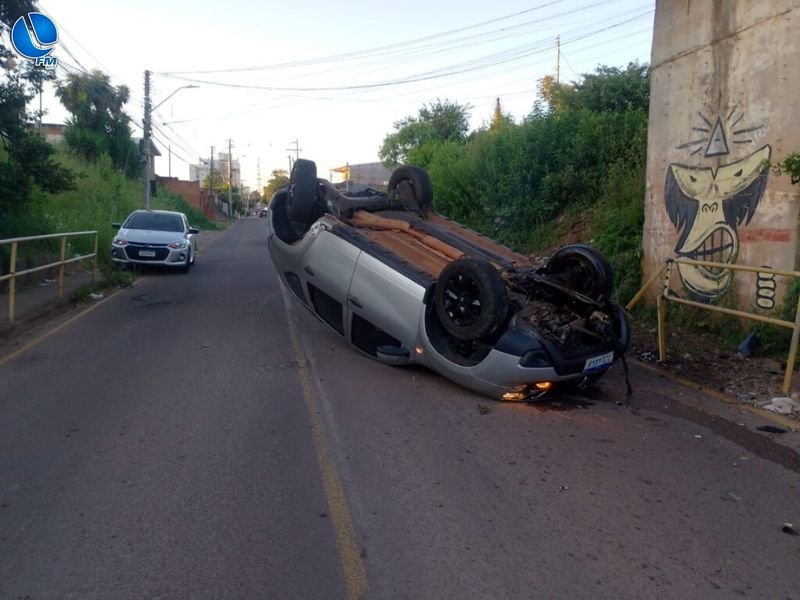 Agente de trânsito capota caminhonete após mal súbito na Vila Cruzeiro em Passo Fundo