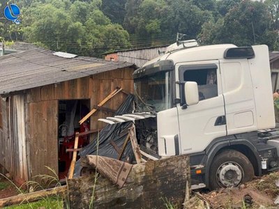 Caminhão sai da pista e atinge cerca de residência na ERS-324 em Passo Fundo