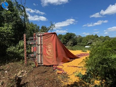 Caminhão tomba na BR 285 em Passo Fundo