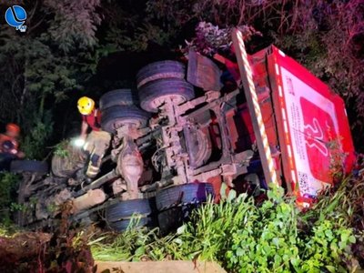 Acidente entre caminhão e micro-ônibus deixa 13 feridos na RS-324, em Passo Fundo