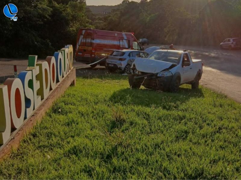 Colisão entre dois veículos deixa quatro feridos no trevo de acesso a São José do Ouro