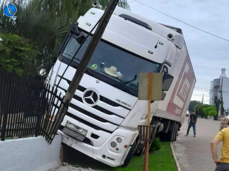 Carreta desgovernada atinge muro de residência e poste em Tapejara