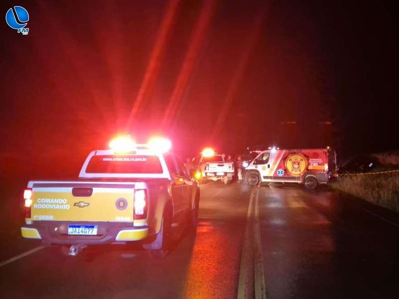 Colisão frontal entre caminhonete e automóvel deixa um morto na rodovia em Tapejara