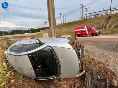Condutora de Tapejara fica ferida após saída de pista e tombamento na ERS-463