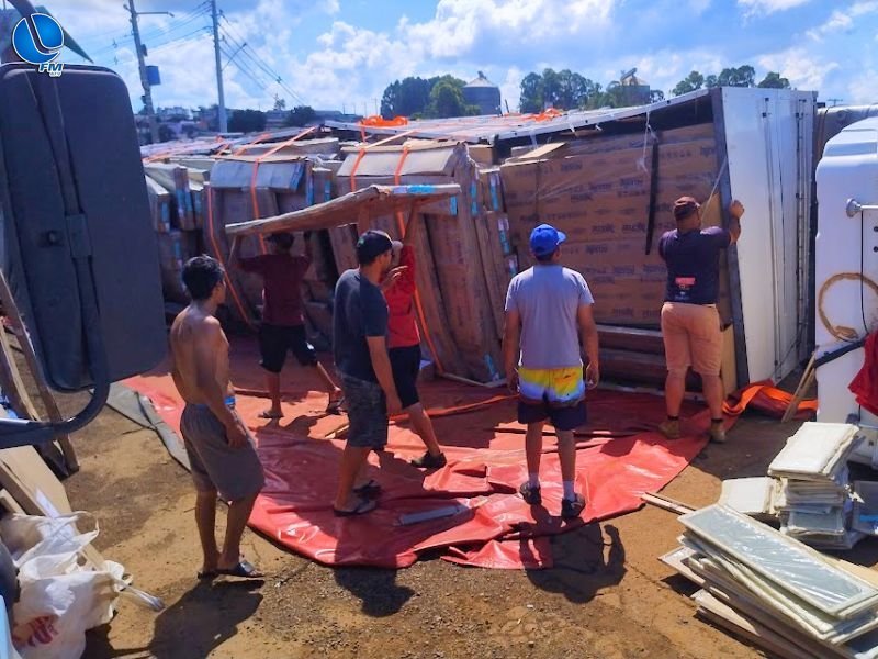 Retirada de carga avança após tombamento de carreta na BR-285, em Lagoa Vermelha