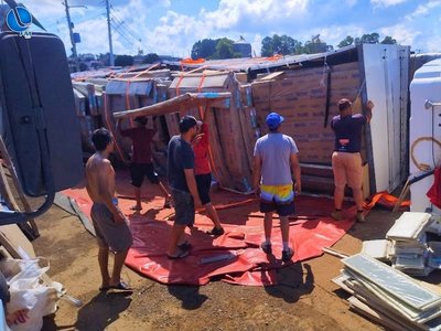 Retirada de carga avança após tombamento de carreta na BR-285, em Lagoa Vermelha