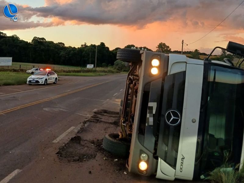 Motorista fica ferido após tombamento de caminhão no trevo de Ibiaçá
