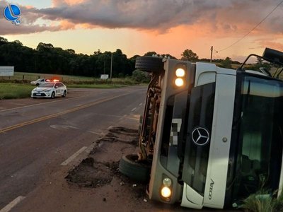Motorista fica ferido após tombamento de caminhão no trevo de Ibiaçá