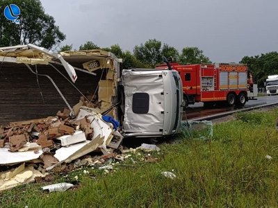 Colisão entre caminhões causa bloqueio parcial na BR-116 em Vacaria