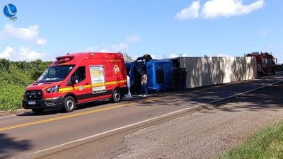 Caminhão tomba na BR-285 e motorista fica ferido em Vacaria