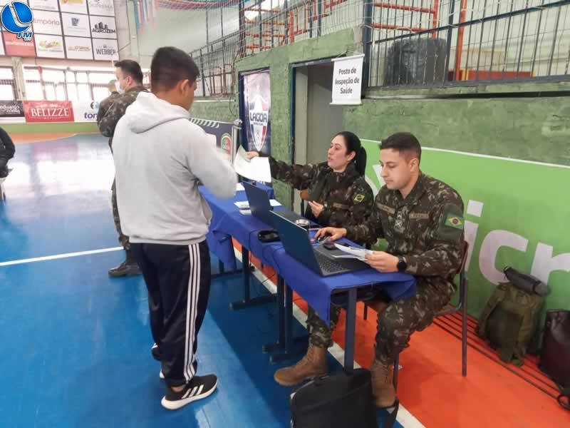 Processo de avaliação militar no Ginásio Adolfo Stella