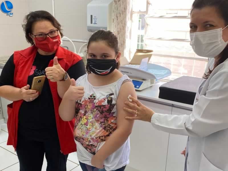 Ana Julia recebe a primeira dose pediátrica em Lagoa Vermelha