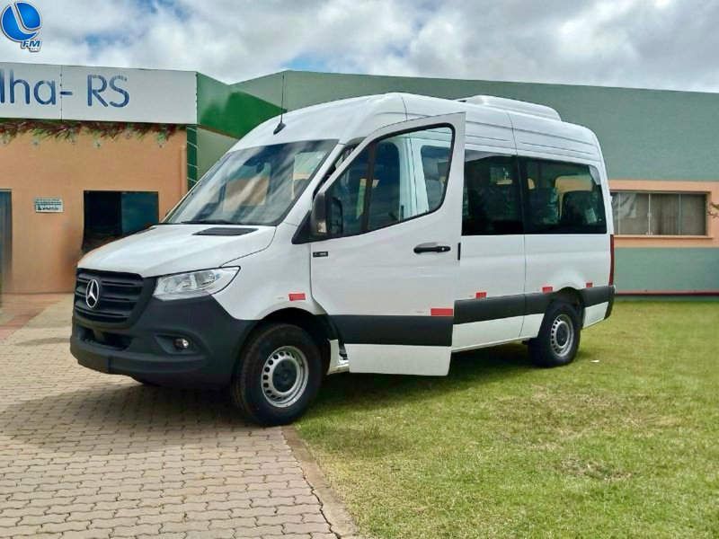 Apae recebe veículo novo