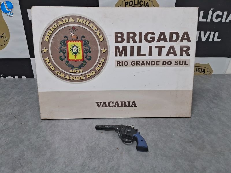 Brigada Militar prende homem com simulacro de arma após tentativa de invasão em Vacaria