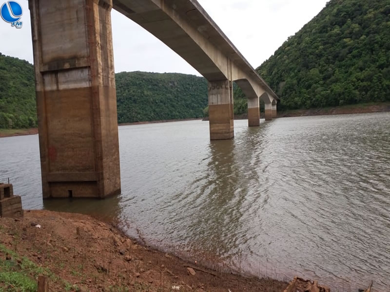 Carro é encontrado abandonado na ponte do Barracão, Corpo de Bombeiros encontra-se no local