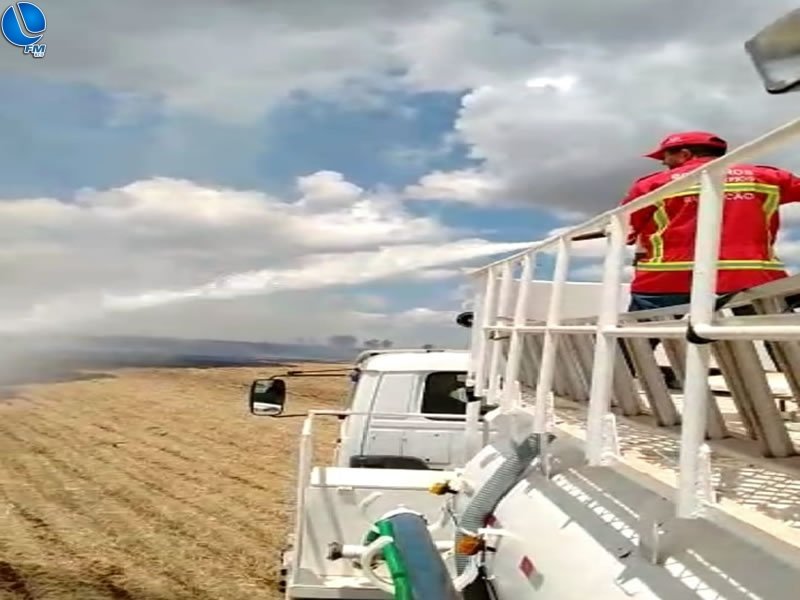 Bombeiros Voluntários de Barracão combatem incêndio em resteva as margens da BR 470