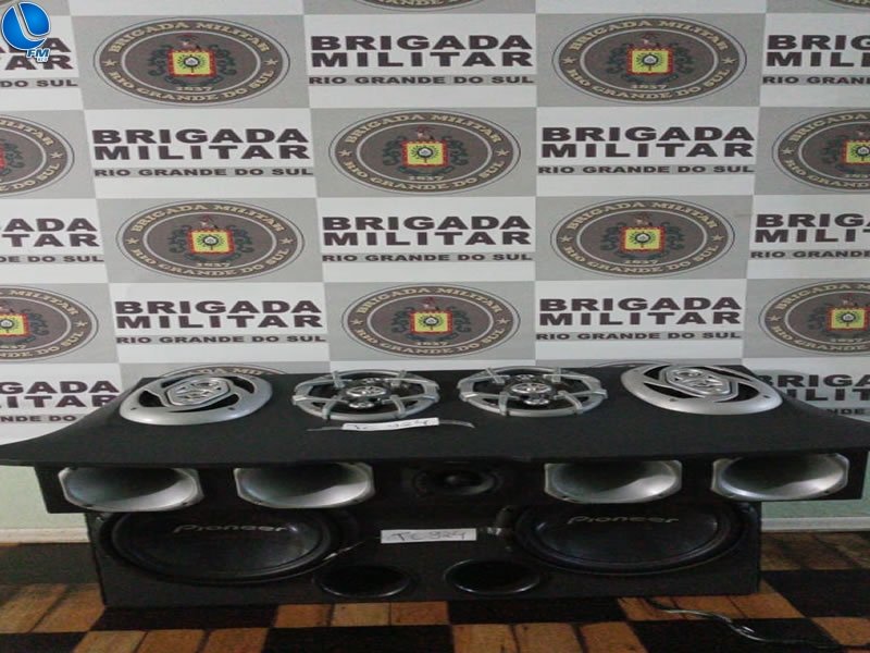 Após desobedecer ordem policial, Brigada Militar apreende som automotivo no centro