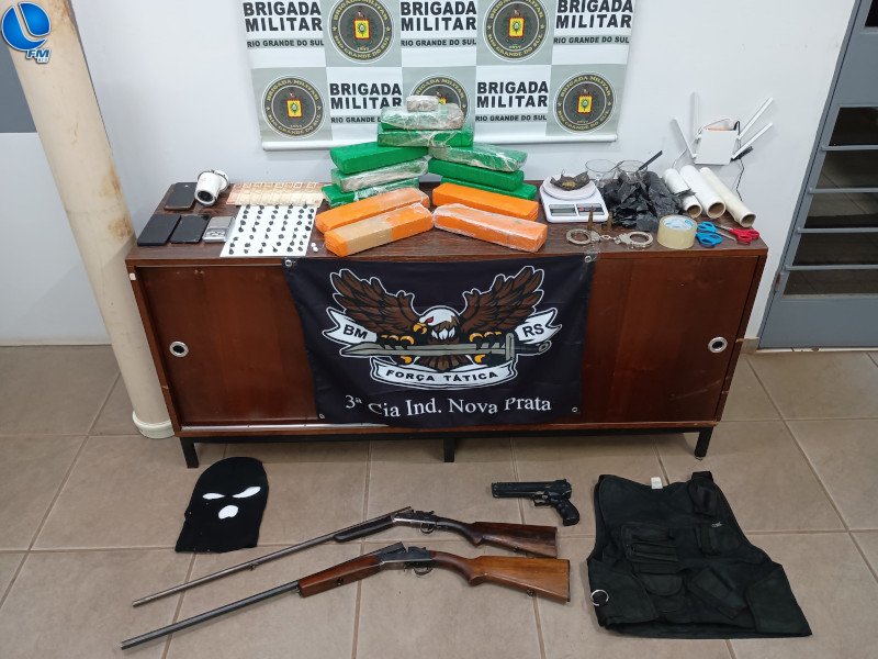 Casal é preso em Caseiros por tráfico e posse de arma