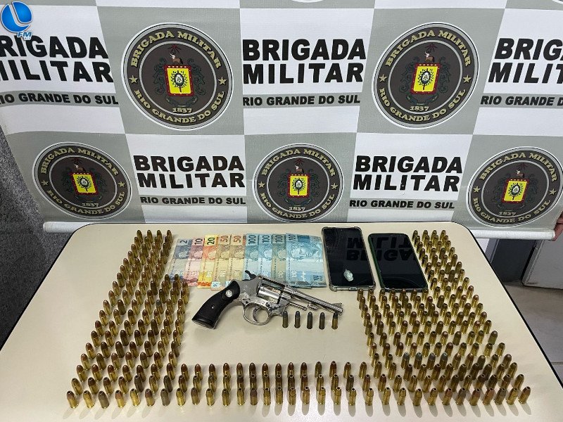 Casal é preso por porte ilegal de arma de fogo e munições em Paraí