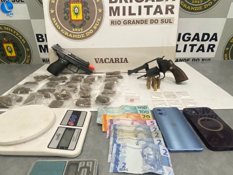 Dupla é presa por tráfico de drogas e porte de arma em Vacaria