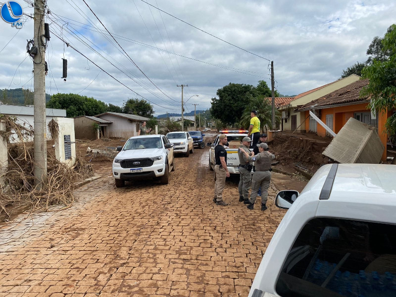 Brigada Militar Escolta comboio com suprimentos