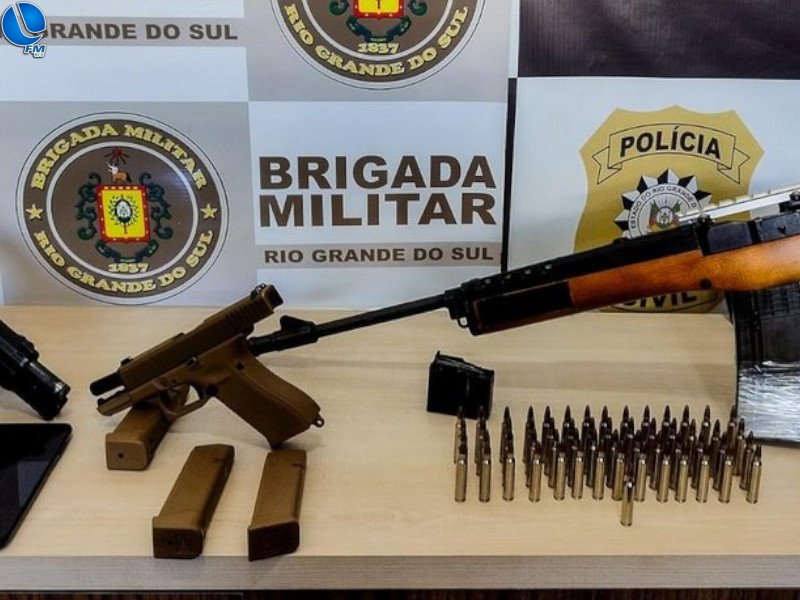 Mulher é presa com fuzil e pistola em Ijuí