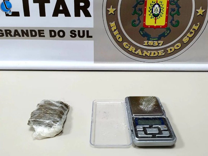 Homem é preso e adolescente é apreendido por tráfico de entorpecentes em Marau