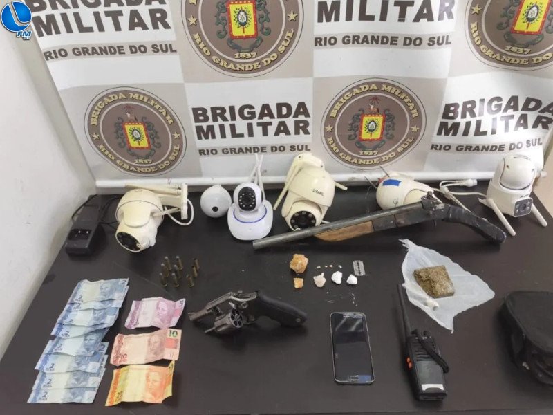Homem é preso por tráfico de drogas e porte ilegal de armas em Passo Fundo