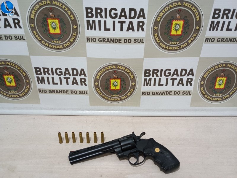 Simulacro de arma é apreendido pela BM de nova Prata