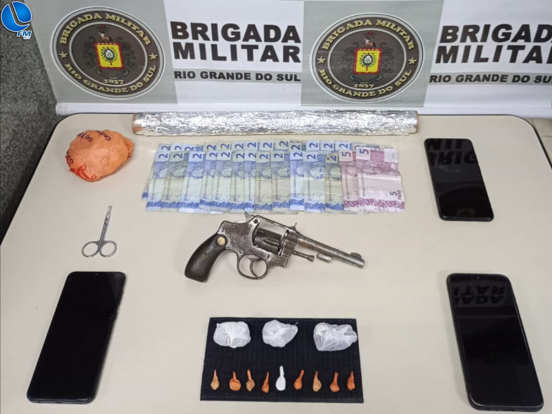 Em Ibiraiaras, dupla é presa por tráfico de drogas e porte de arma
