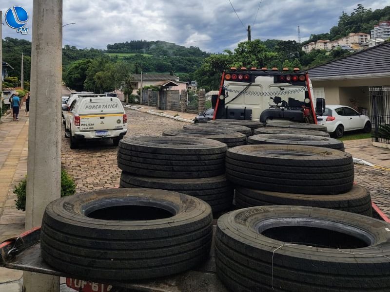 Brigada Militar apreende carga de pneus por descaminho em Nova Bassano