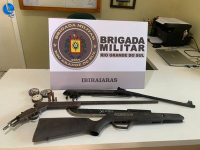 Brigada Militar prende homem com armas após denúncia de disparos em Ibiraiaras