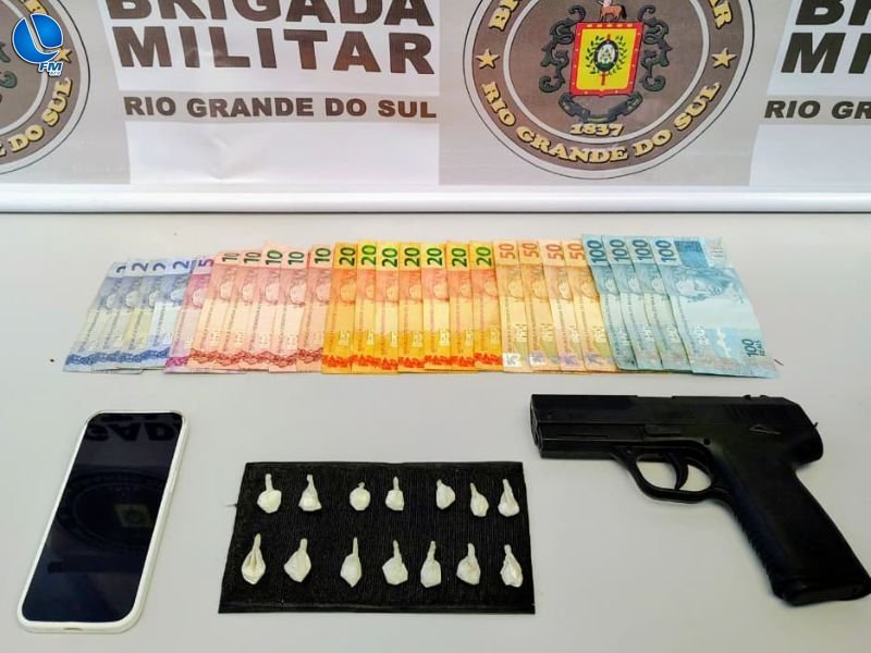 Força Tática detém jovem com cocaína e simulacro de pistola em Nova Prata