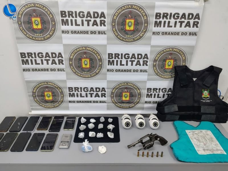 Brigada Militar e Batalhão de Choque prendem dupla por tráfico e arma restrita em Nova Prata