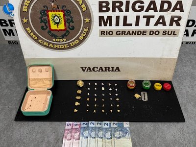 Brigada Militar prende dois homens por tráfico de drogas no bairro Monte Claro em Vacaria