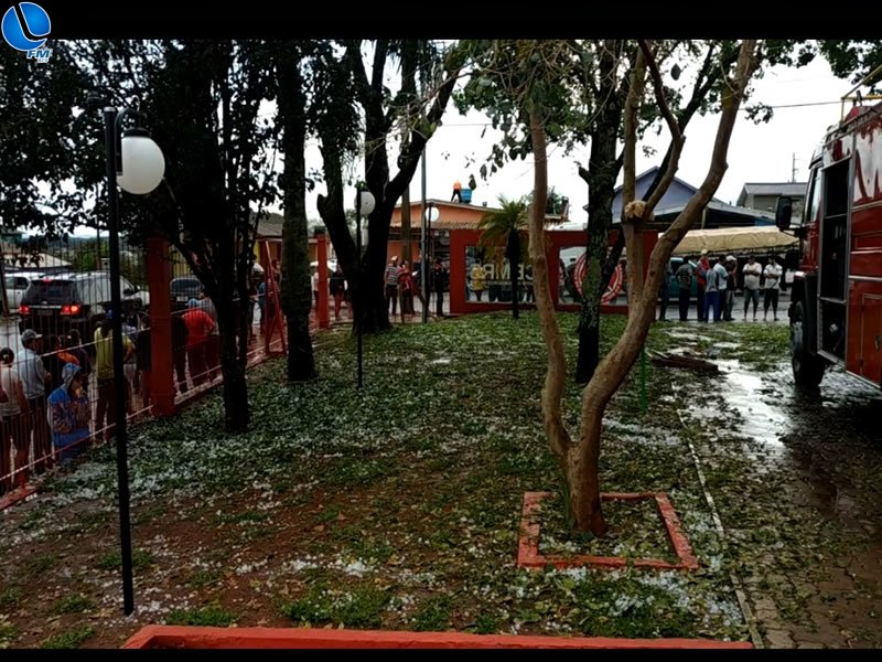 Centenas de pessoas procuram o corpo de bombeiros em procura de lonas